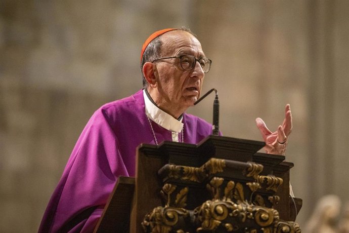 Archivo - El arzobispo de Barcelona, Juan José Omella, interviene durante la misa del Santo Cristo de la Sangre, a 9 de marzo de 2024, en Barcelona