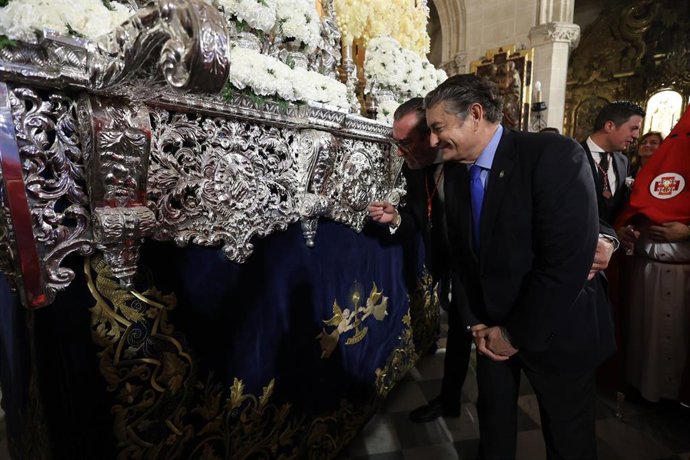 El consejero de la Presidencia, Interior, Diálogo Social y Simplificación Administrativa, Antonio Sanz, en la salida procesional de la hermandad de la Sagrada Cena de Jerez.
