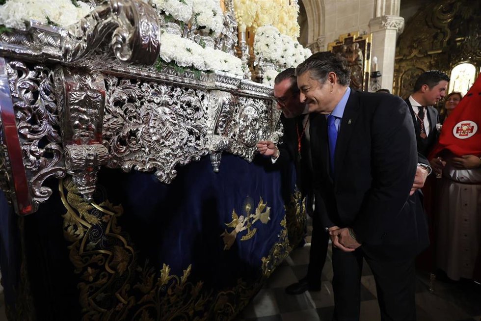 El consejero de la Presidencia, Interior, Diálogo Social y Simplificación Administrativa, Antonio Sanz, en la salida procesional de la hermandad de la Sagrada Cena de Jerez.