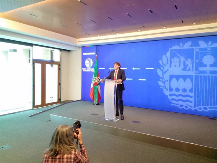 Andueza interviene ante los medios de comunicación ras reunirse con el lehendaari