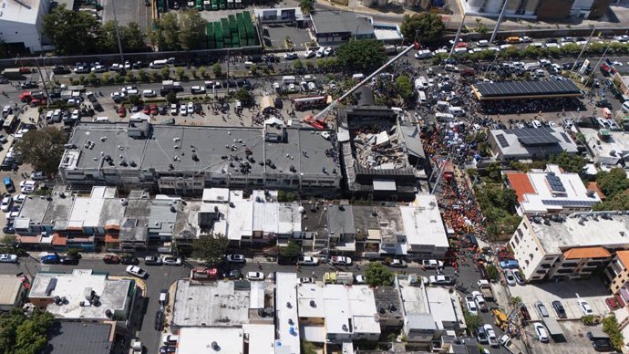 SANTO DOMINGO, 8 de abril de 2025 -- Foto aérea tirada em 8 de abril de 2025 mostra o local do desabamento do teto de uma boate em Santo Domingo, na República Dominicana. Pelo menos 27 pessoas morreram na terça-feira quando o teto da boate Jet Set desabou