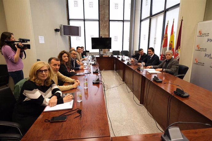 Reunión celebrada este lunes entre los sindicatos de la provincia de León y representantes de la Junta.