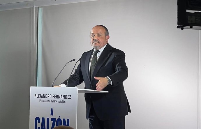 El presidente del PP catalán, Alejandro Fernández, durante la presentación de su libro 'A calzón quitao' (La Esfera de los Libros) en el hotel Grand Marina de Barcelona