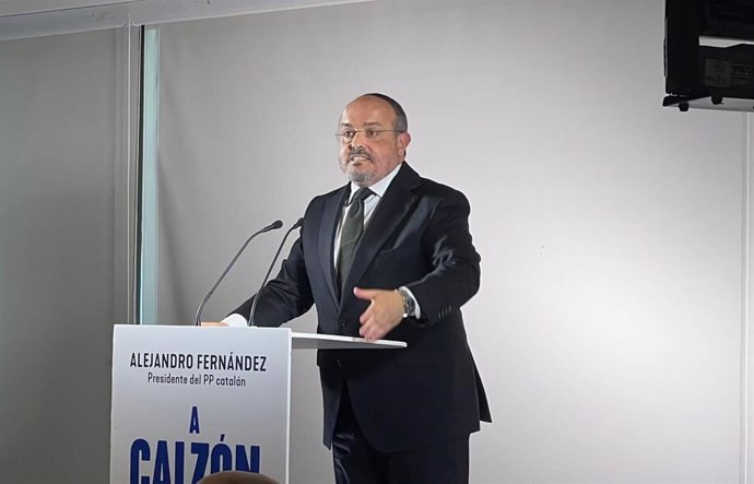 El president del PP català, Alejandro Fernández, durant la presentació del seu llibre 'A calzón quitao' (La Esfera de los Libros) a l'hotel Grand Marina de Barcelona
