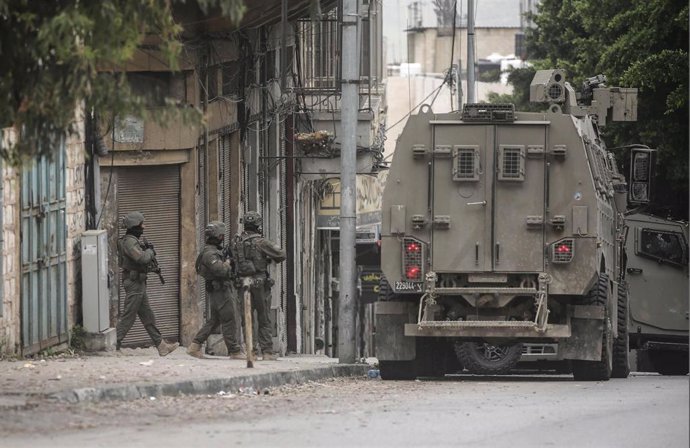 Un vehículo militar del Ejército israelí en la ciudad cisjordana de Nablús