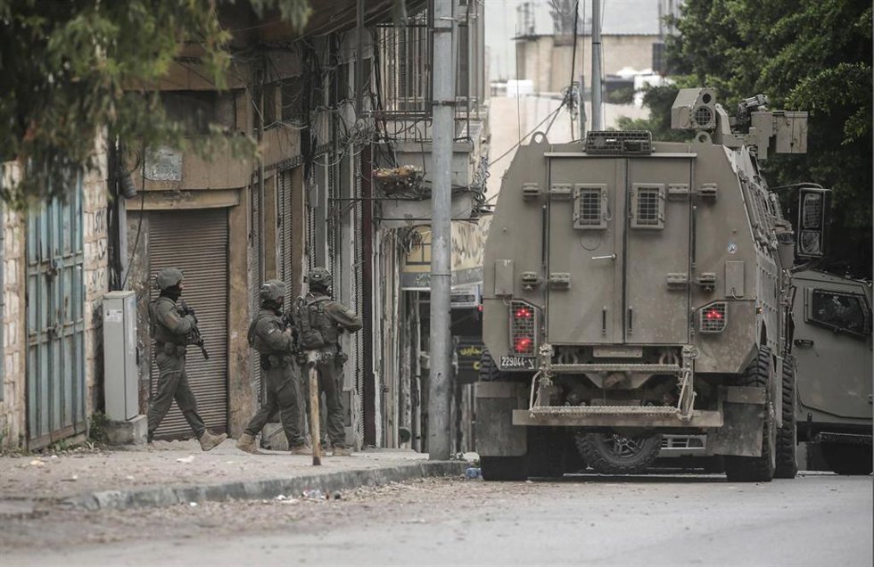 Un vehículo militar del Ejército israelí en la ciudad cisjordana de Nablús