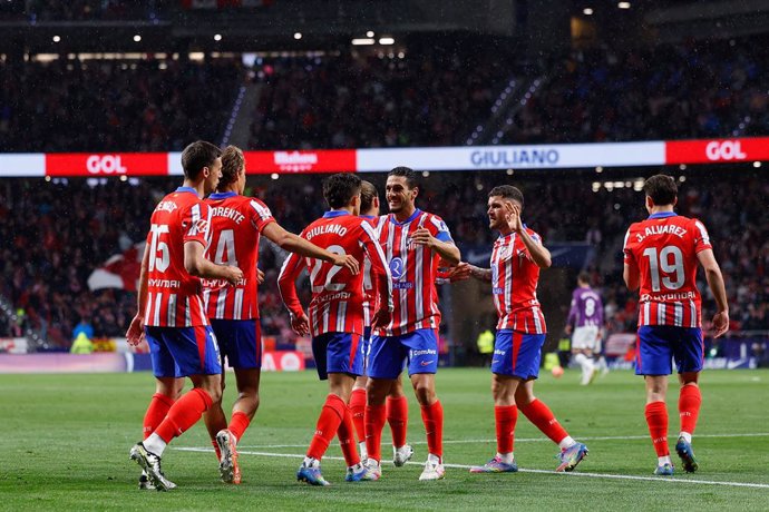 Giuliano Simeone, do Atlético de Madri, comemora um gol com seus colegas de equipe durante a partida de futebol da Liga Espanhola, LaLiga EA Sports, disputada entre o Atlético de Madri e o Real Valladolid no estádio Riyadh Air Metropolitano em 14 de abril