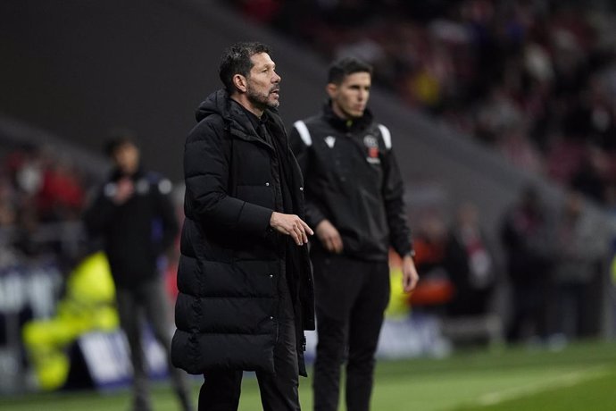 Diego Pablo Simeone, técnico do Atlético de Madri, gesticula durante a partida de futebol da Liga Espanhola, LaLiga EA Sports, disputada entre o Atlético de Madri e o Real Valladolid no estádio Riyadh Air Metropolitano em 14 de abril de 2025, em Madri, Es