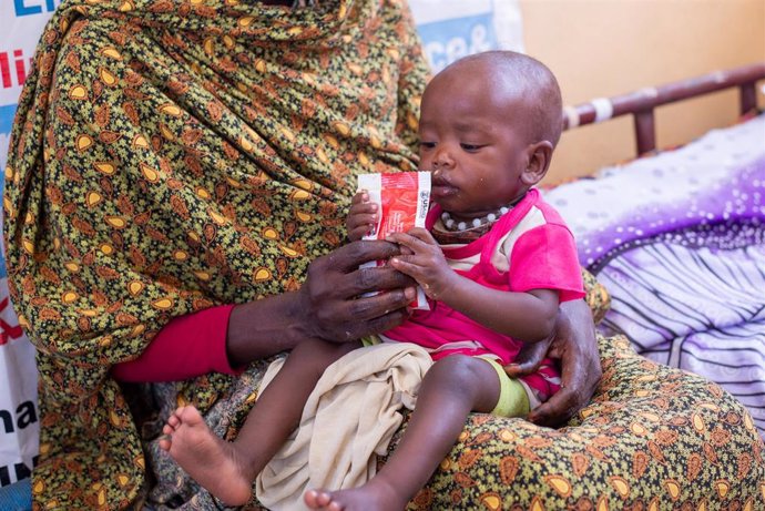 Madres reciben tratamiento sanitario en una clínica apoyada por UNICEF en el campamento de Al Hamidiya, Zalingi, Darfur Central (Sudán)