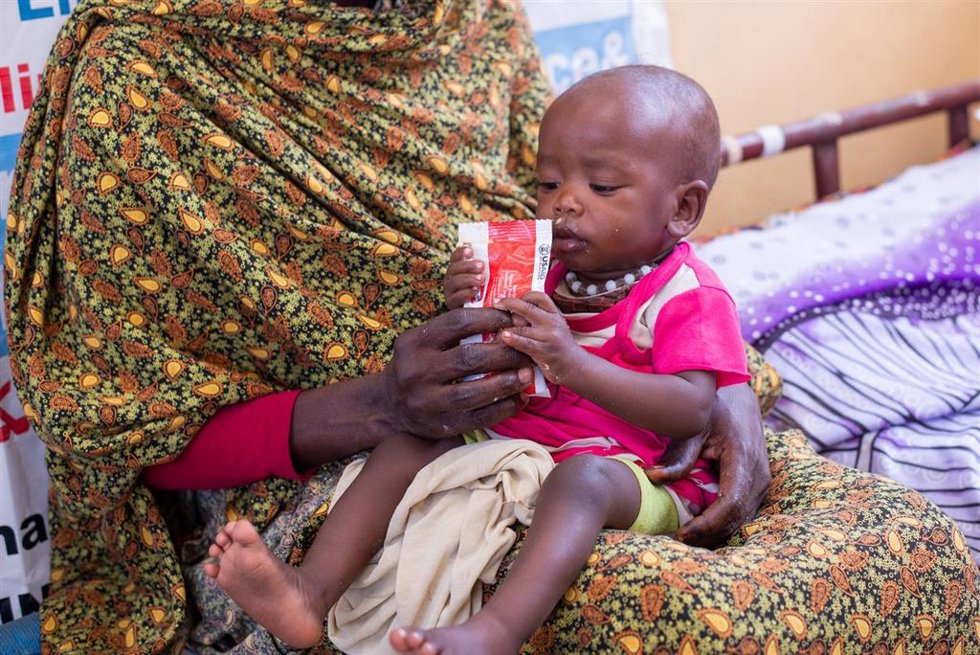 Madres reciben tratamiento sanitario en una clínica apoyada por UNICEF en el campamento de Al Hamidiya, Zalingi, Darfur Central (Sudán)