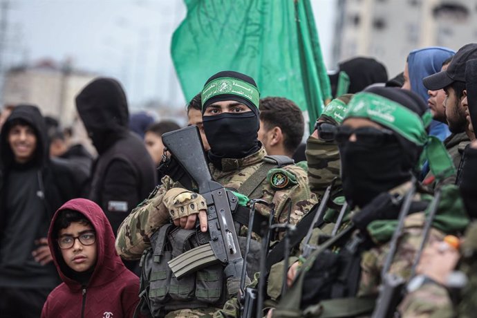 Archivo - Arquivo - Combatentes do Hamas no campo de refugiados de Nuseirat, na Faixa de Gaza (arquivo)