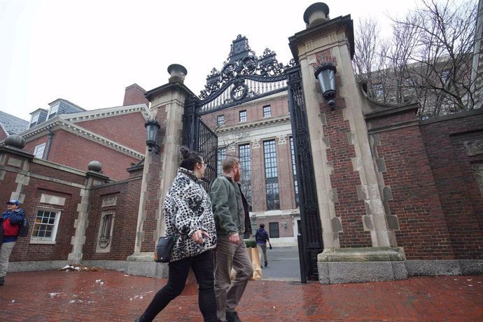 Archivo - Arquivo - 28 de dezembro de 2024, Boston, Massachusetts, Estados Unidos: Pessoas caminham em frente ao portão da Universidade de Harvard, em Boston.