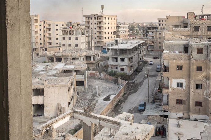 Archivo - Vista de los restos de la ciudad siria de Raqqa, en el norte del país