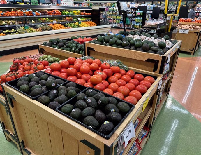 Archivo - Vista de frutas y hortalizas en un mercado de Wisconsin, Estados Unidos