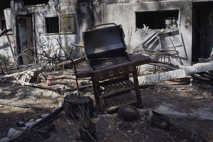 Archivo - Vista de un kibbutz dañado durante el ataque de Hamás del 7 de octubre de 2023 