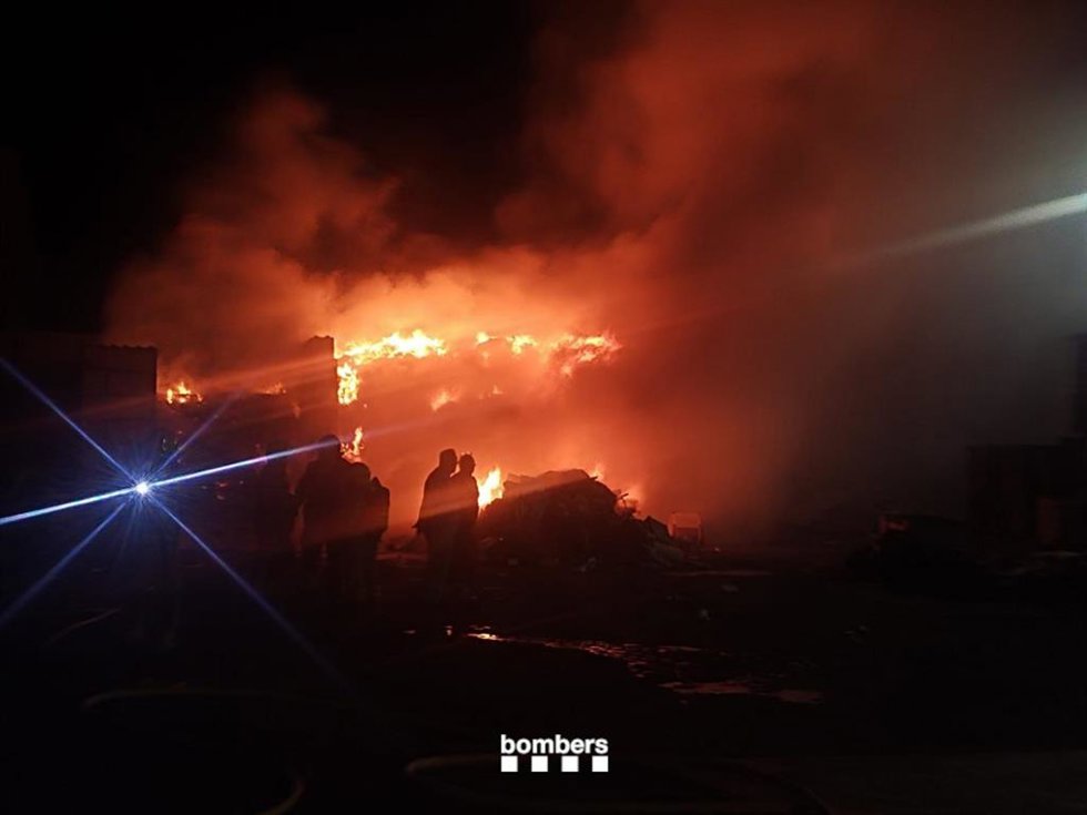 Imagen del incendio en un punto limpio del polígono industrial Molí de les Planes en Sant Celoni (Barcelona) este martes por la madrugada.