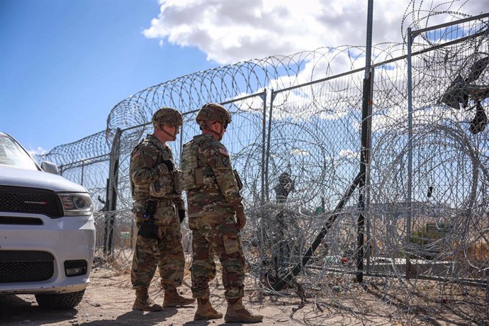Archivo - Arquivo - 15 de fevereiro de 2025, El Paso, Tx, Estados Unidos: Soldados americanos designados para a 89ª Brigada de Polícia Militar inspecionam uma seção do muro da fronteira, em 15 de fevereiro de 2025, perto de El Paso, Texas. O presidente do