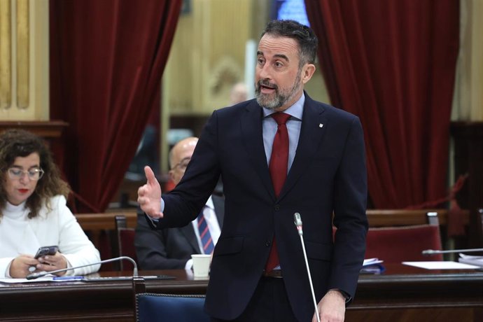 Archivo - El conseller de vivienda, José Luis Mateos, durante una sesión plenaria, en el Parlament balear, a 4 de febrero de 2025, en Palma de Mallorca, Mallorca, Baleares (España).
