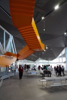 Archivo - Varias personas en la nueva estación de autobuses de Logroño 