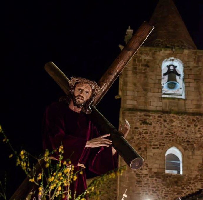 El Cristo del Amparo procesiona este Martes Santo en Cáceres