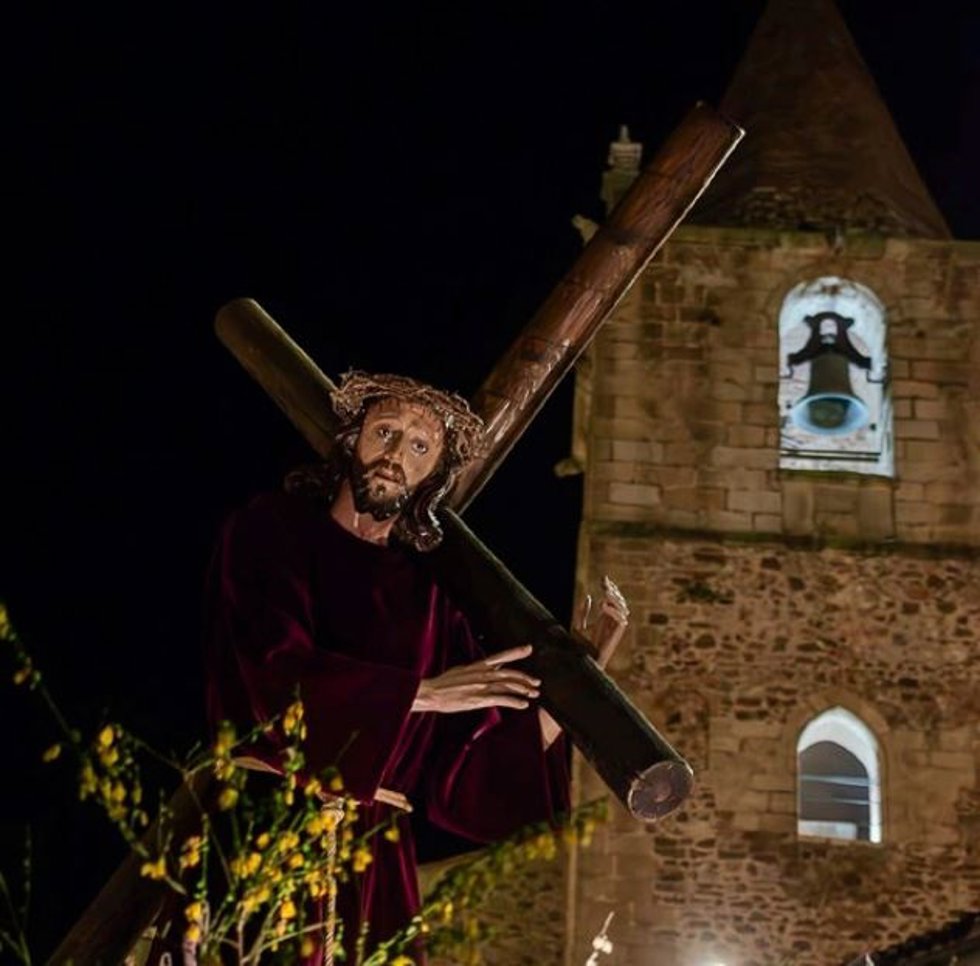 El Cristo del Amparo procesiona este Martes Santo en Cáceres