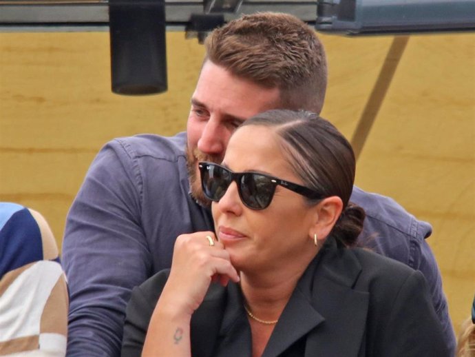 Anabel Pantoja y David Rodríguez viendo una procesión de la semana santa de Sevilla