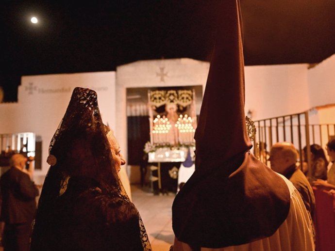 Salida de la procesión desde la Ermita del Calvario.