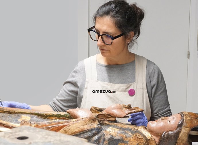 La restauradora Rocío Fernández Amezua con una de las tallas restauradas