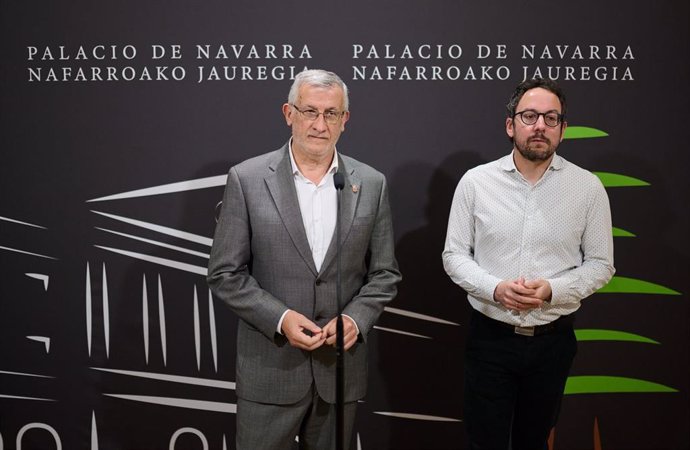 Archivo - El vicepresidente Félix Taberna y el director general de Presidencia, Gobierno Abierto y Relaciones con el Parlamento de Navarra, Joseba Asiain