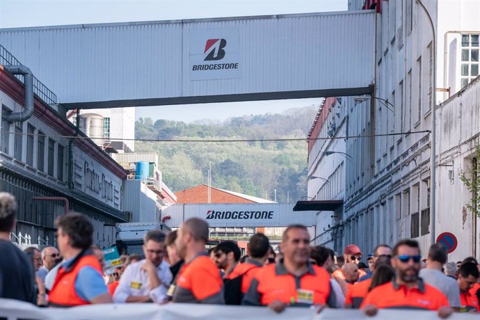 Decenas de personas durante la manifestación de la plantilla de Bridgestone en la jornada de huelga por el ERE, el pasado 8 de abril 
