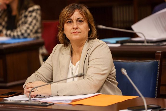 Archivo - La consellera de Presidencia y Administraciones Públicas, Antònia Maria Estarellas, durante un pleno en el Parlament. Archivo.