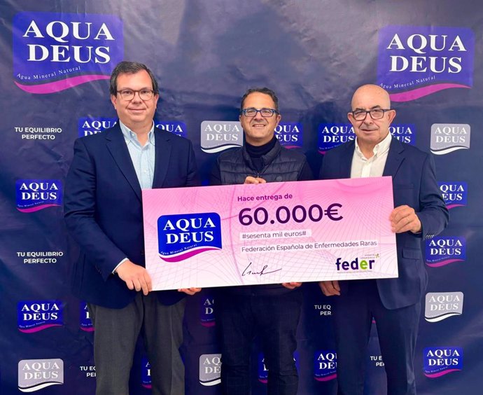 De izquierda a derecha: Adrián Perez, director general de Aquadeus, Juan Carrión, presidente de FEDER, y Julián Garre, director comercial de Aquadeus
