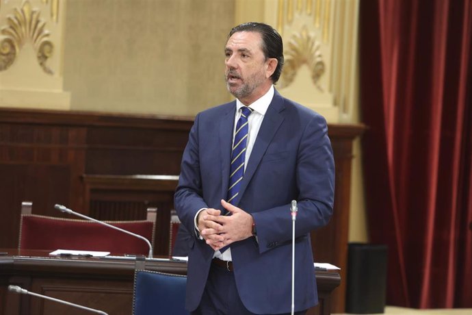 Archivo - El conseller de Empresa, Empleo y Energía, Alejandro Sáenz de San Pedro durante una sesión de control en el Parlament balear.