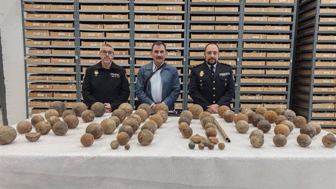 La Policía Nacional entrega al Gobierno de Navarra decenas de proyectiles de artillería interceptados en el río Arga