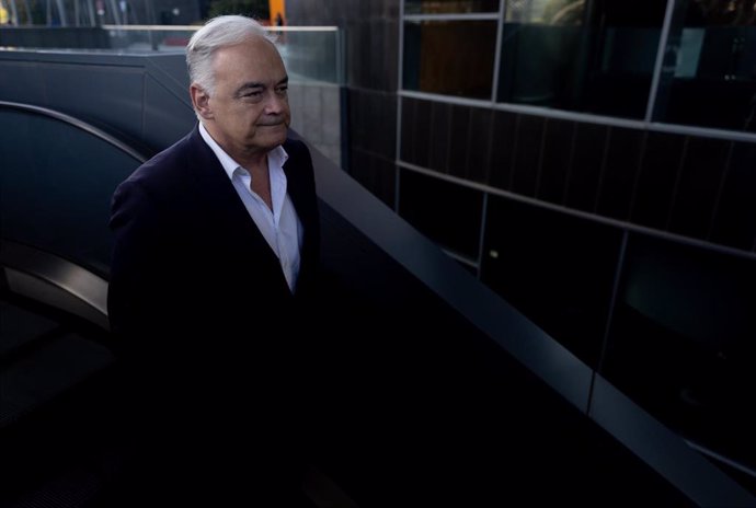 Archivo - El vicesecretario Institucional del PP, Esteban González Pons, llega la Junta Directiva Nacional del Partido Popular, en el Hotel Eurostars Madrid Tower, a 18 de noviembre de 2024, en Madrid (España). 