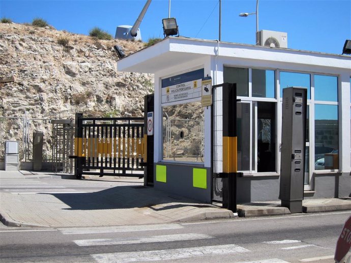 Archivo - Control de policía portuaria en el puerto de Palma