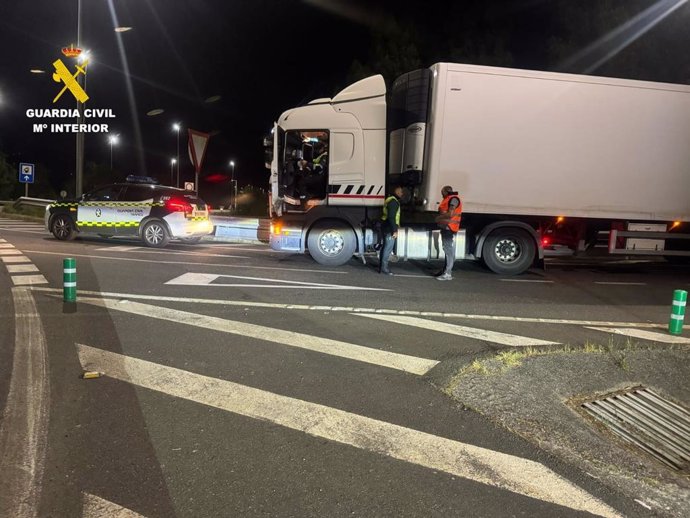 Detenido un camionero en búsqueda y captura tras ser interceptado circulando a 168 km/h entre Santiago y Noia.