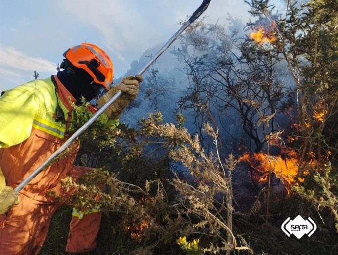 Archivo - Labores de extinción de incendios forestales en Ribadesella y Mieres.