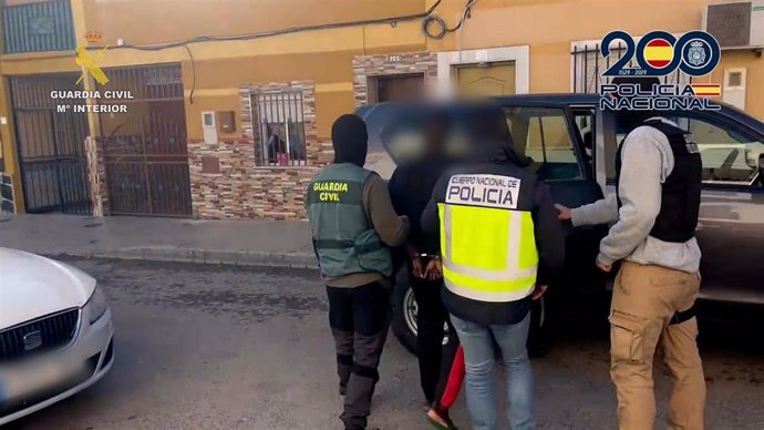 Agentes de la Guardia Civil y de la Policía Nacional en Almería durante la detención de uno de los presuntos autores de los atracos violentos.