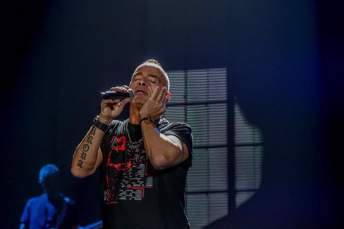 Archivo - El cantautor italiano Eros Ramazzotti durante una actuación en el WiZink Center, a 31 de diciembre de 2023, en Madrid (España). Eros Ramazzotti regresa cuatro años después de su último disco, con su gira mundial ‘Battito Infinito World Tour’ en 