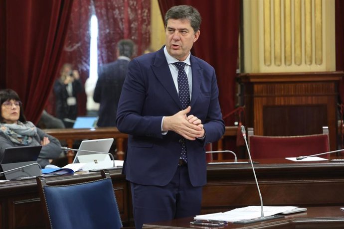 Archivo - El conseller de Turismo, Jaume Bauzà, durante una sesión plenaria, en el Parlament balear. Archivo.