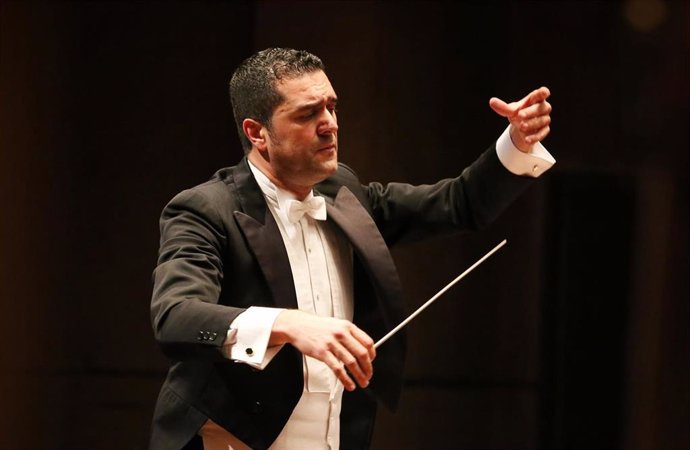 Archivo - Felipe Aguirre dirige este jueves a la Orquesta de Jóvenes de la Región de Murcia.