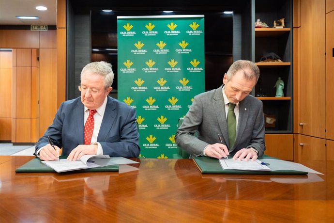 El presidente de Asturgar SGR, David González, y el director general de Caja Rural de Asturias, Antonio Romero., firman un convenio de colaboración.