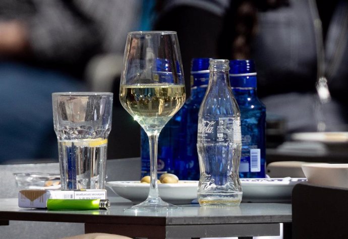 Una copa de vino en una mesa en una terraza en el centro de Madrid, a 24 de marzo de 2025, en Madrid (España).