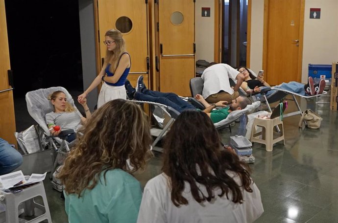 Archivo - Personas donando sangre
