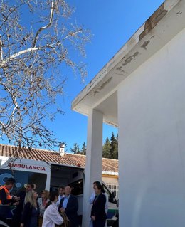 La delegada de Salud (1i) y el alcalde de Cazorla (c) en una reciente visita al centro de salud antes de su traslado al hospital.