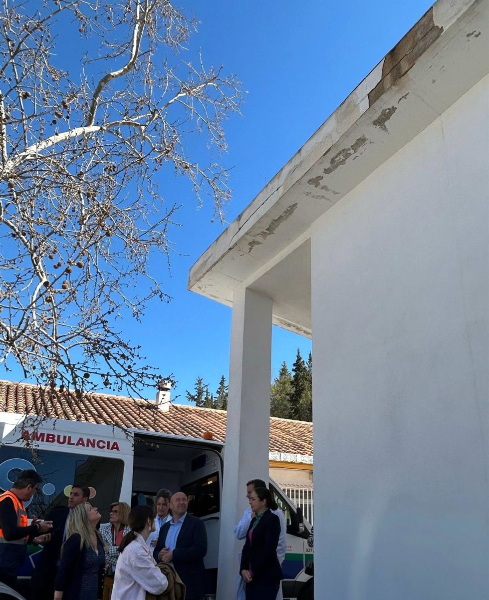 La delegada de Salud (1i) y el alcalde de Cazorla (c) en una reciente visita al centro de salud antes de su traslado al hospital.