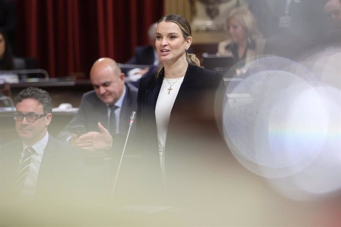 Archivo - La presidenta del Gobern de Baleares, Marga Prohens, durante una sesión plenaria, en el Parlament balear, a 4 de febrero de 2025, en Palma de Mallorca, Mallorca, Baleares (España).