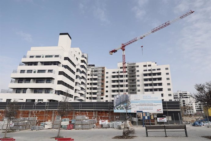 Archivo - Una grúa en un edificio en obras, a 11 de febrero de 2022, en Madrid (España). 