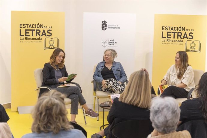 Pepa Violeta conversa con Mar Gallego y Rosario Izquierdo en Estación de las Letras.